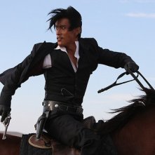 Lee Byung-Hun in una sequenza del film The Good, the Bad, the Weird