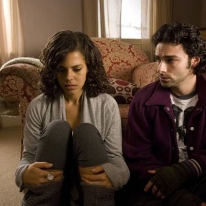 Lenora Crichlow e Aidan Turner in una scena della seconda stagione di Being Human