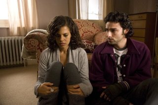Lenora Crichlow e Aidan Turner in una scena della seconda stagione di Being Human
