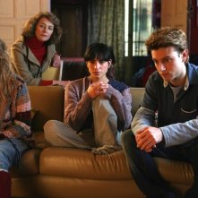 Manuela Vellés, Bebe, Asier Newman e Charlotte Rampling in una scena del film Chaotica Ana