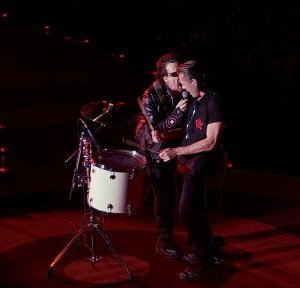 Bono e Larry Mullen in un'immagine del film U2 3D