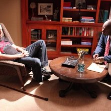 Hugh Laurie e Andre Braugher in una scena di Baggage dalla sesta stagione di Dr. House: Medical Division