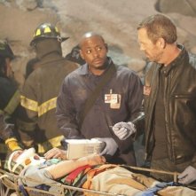 Hugh Laurie e Omar Epps in una scena di Help Me dalla sesta stagione di Dr. House: Medical Division