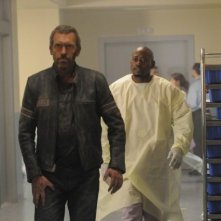 Hugh Laurie e Omar Epps in una scena di Help Me, dalla sesta stagione di Dr. House: Medical Division