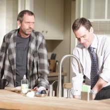 Hugh Laurie e Robert Sean Leonard in una scena di Open and Shut dalla sesta stagione di Dr. House: Medical Division