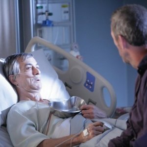 Hugh Laurie in una scena di Lockdown dalla sesta stagione di Dr. House: Medical Division