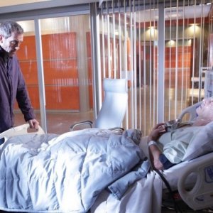 Hugh Laurie in una scena di Lockdown tratta dalla sesta stagione di Dr. House: Medical Division