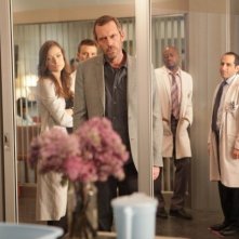 Hugh Laurie Olivia Wilde Jesse Spencer Omar Epps E Peter Jacobson In Una Scena Di Open And Shut Dalla Sesta Stagione Di Dr House Medical Division 162399
