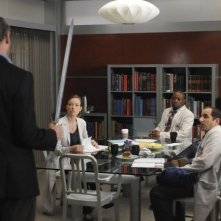 Hugh Laurie, Olivia Wilde, Omar Epps, Peter Jacobson e Jesse Spencer in una scena di Knight Fall dalla sesta stagione di Dr. House: Medical Division