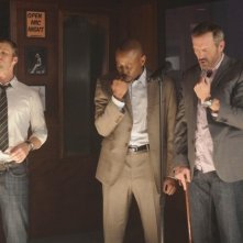 Jesse Spencer, Omar Epps e Hugh Laurie in una scena di The Choice dalla sesta stagione di Dr. House: Medical Division