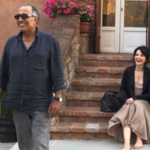 Juliette Binoche con il regista Abbas Kiarostami sul set di Copia conforme