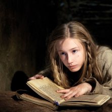 Lotte Flack è Johanna da piccola nel film La Papessa