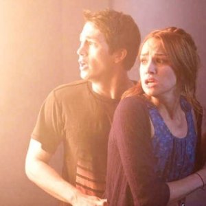 Nick (Bobby Campo)e Lori (Shantel Vansanten) scappano dalla morte nell'horror The Final Destination 3D