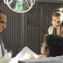 Peter Jacobson e Olivia Wilde in una scena di The Choice dalla sesta stagione di Dr. House: Medical Division