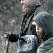 Robert Duvall e Kodi Smit-McPhee in una scena del film The Road