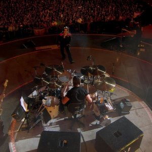 Un'immagine dall'alto degli U2 in concerto nel film U2 3D