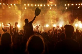 Un'immagine dei fan degli U2 nel film U2 3D