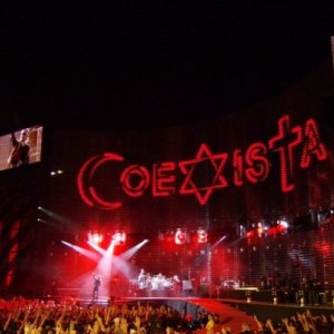 Un'immagine del concerto degli U2 nel film U2 3D