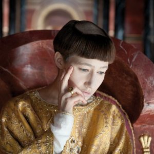 Una pensierosa Johanna Wokalek nel film La Papessa