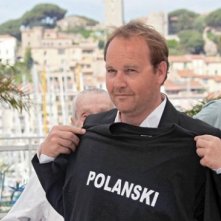 Cannes 2010, photocall di Des hommes et des dieux: Xavier Beauvois posa con una t-shirt di sostegno a favore di Polanski