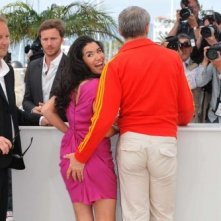 Cannes 2010, photocall per Des hommes et des dieux: la mano birichina di Lambert Wilson si posa sul sedere di Sabrina Ouazani per la gioia dei fotografi.