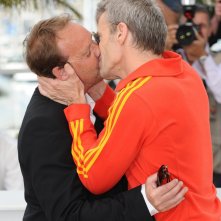 Cannes 2010: Xavier Beauvois e Lambert Wilson scaldano con un bacio appassionato il photocall di Des hommes et des dieux