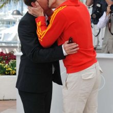 Cannes 2010: Xavier Beauvois e Lambert Wilson scaldano con un bacio gay il photocall di Des hommes et des dieux