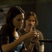 La Dr. Amanda Perry (Kathleen Munroe) assaggia un frutto nell'episodio Sabotage di Stargate Universe