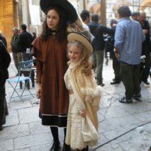 Modesta Maryam Aiello con Mimosa Campironi sul set de L'imbroglio nel lenzuolo