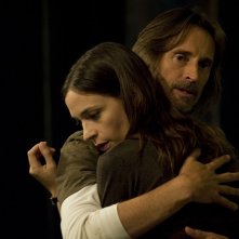 Rush (Robert Carlyle) abbraccia Amanda (Kathleen Munroe) nell'episodio Sabotage di Stargate Universe