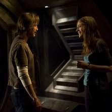 Rush (Robert Carlyle) e Amanda (Kathleen Munroe) nell'episodio Sabotage di Stargate Universe