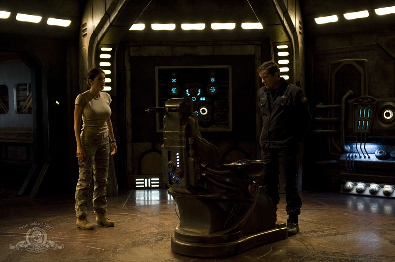 Young Justin Louis E James Julia Anderson Vicino Alla Sedia In Sabotage Di Stargate Universe 162565