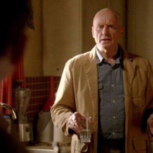 Alan Dale in una scena di Per cosa sono morti dalla sesta stagione di Lost
