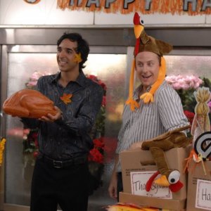 Amir Arison e Stephen Guarino in una scena del film I Hate Valentine's Day