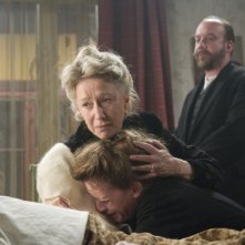 Helen Mirren, Anne-Marie Duff e Paul Giamatti in una scena drammatica del film The Last Station