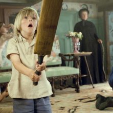 Il piccolo Oscar Steer in una scena del film Tata Matilda e il grande botto