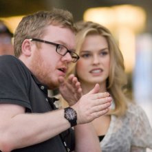 Il regista Jim Field Smith e Alice Eve sul set del film Lei è troppo per me