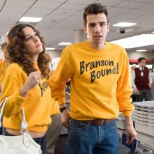 Jay Baruchel e Lindsay Sloane in una scena del film Lei è troppo per me