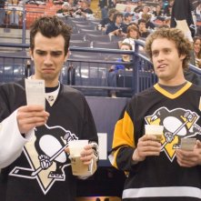 Jay Baruchel e T.J. Miller in una scena del film Lei è troppo per me