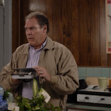 Jay O. Sanders in una sequenza del film I Hate Valentine's Day