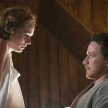 Kerry Condon e James McAvoy in una scena del film The Last Station
