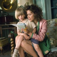 Maggie Gyllenhaal e Oscar Steer n una scena del film Tata Matilda e il grande botto