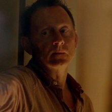 Michael Emerson in una scena tratta da Per cosa sono morti, dalla sesta stagione di Lost