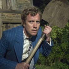Rhys Ifans in una scena del film Tata Matilda e il grande botto