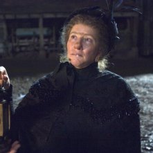 Un'irriconoscibile Emma Thompson nel film Tata Matilda e il grande botto