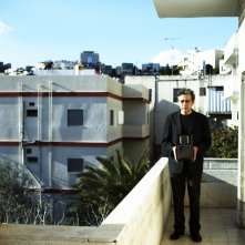 Il regista Elia Suleiman in un'immagine del suo film autobiografico The Time That Remains