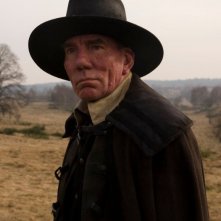 Pete Postlethwaite in una scena del film Solomon Kane