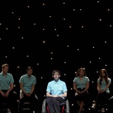 Artie (Kevin McHale) sul palco nell'episodio Dream On di Glee
