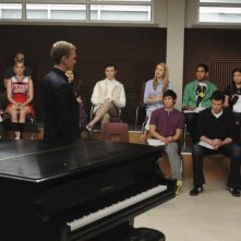 Bryan Ryan (Neil Patrick Harris) in aula con gli studenti nell'episodio Dream On di Glee