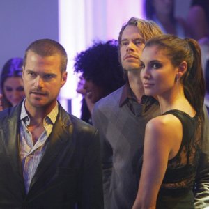 Chris O'Donnell, Eric Christian Olsen e Daniela Ruah in missione dell'episodio Fame di NCIS: Los Angeles